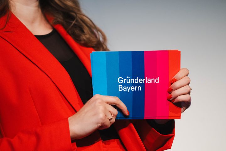 Das Bayerische Wirtschaftsministerium feiert das 10-jährige Jubiläum seiner Gründerinitiative Gründerland Bayern.