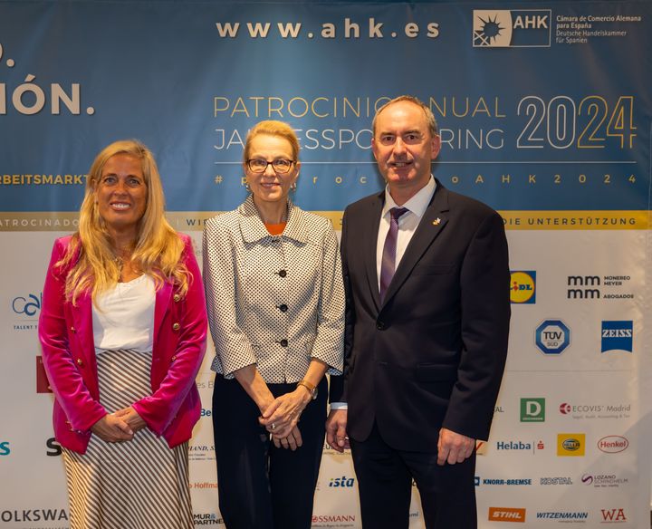 Bayerns Wirtschaftsminister Hubert Aiwanger traf in der deutschen Außenhandelskammer in Madrid mit Regional-Wirtschaftsministerin Rocio Albert Lopez-Ibor und der deutschen Botschafterin Maria Margarete Gosse zusammen. Fotos: Elke Neureuther/StMWIi