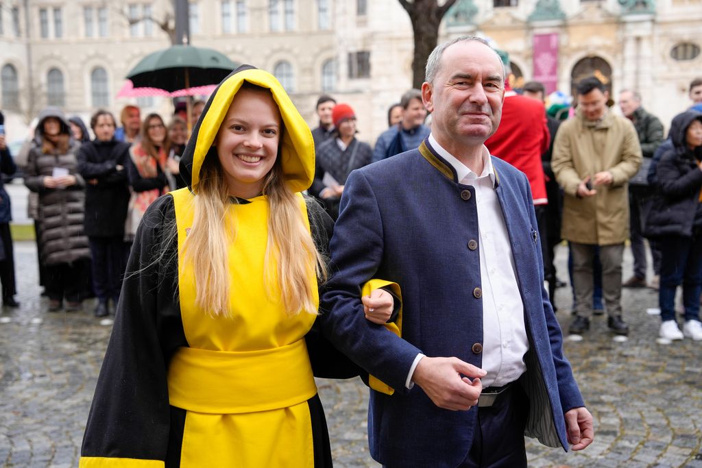 _DSC0195 Der Bayerische Wirtschaftsminister Hubert Aiwanger begrüßt die Original Münchner Schäfflertanzgruppe.