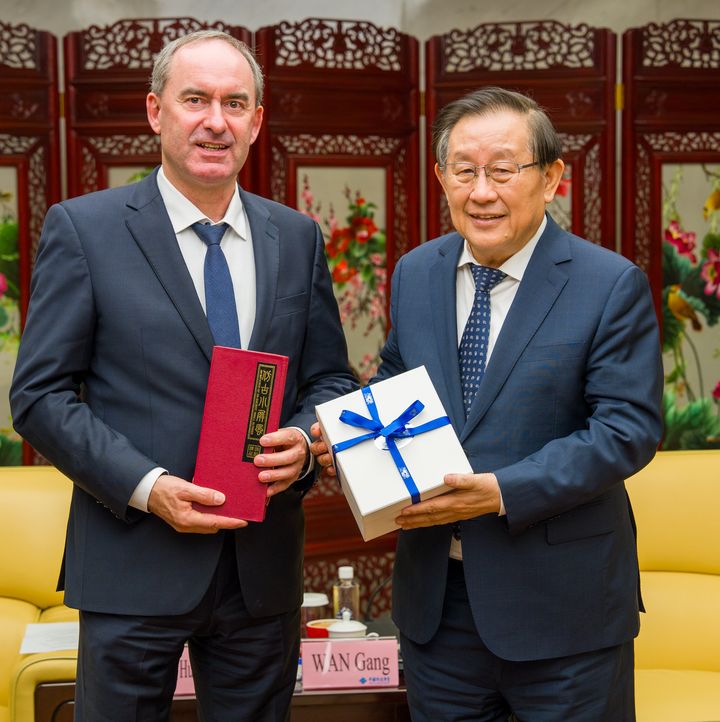 Bayerns Wirtschaftsminister Hubert Aiwanger beim Austasuch mit Professor Dr. Wan Gang (Präsident der Chinesischen Vereinigung für Wissenschaft und Technologie)
Foto: StMWi/E.Neureuther