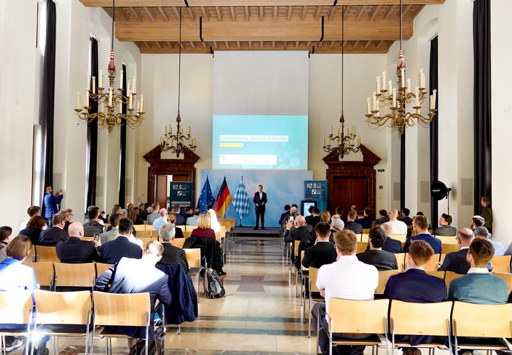 Zahlreiche Marktakteure haben sich im Bayerischen Wirtschaftsministerium zum Thema Wasserstoffmobilität getroffen.
Foto: StMWi