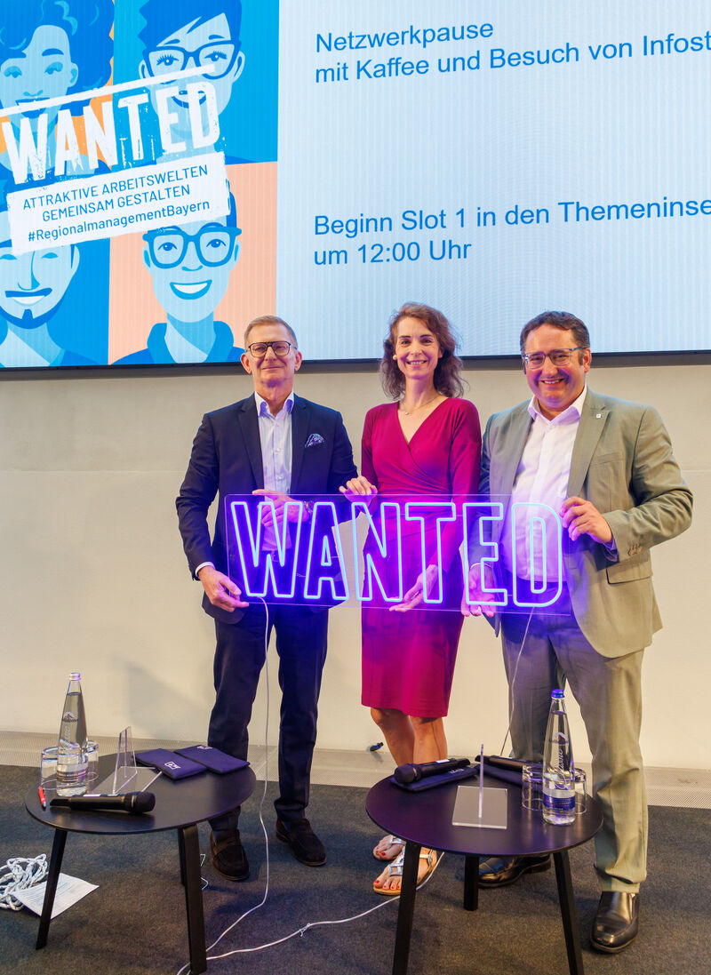 Gruppenfoto mit Logo