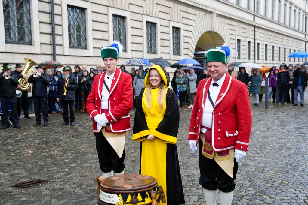 _DSC0496 Der Bayerische Wirtschaftsminister Hubert Aiwanger begrüßt die Original Münchner Schäfflertanzgruppe.