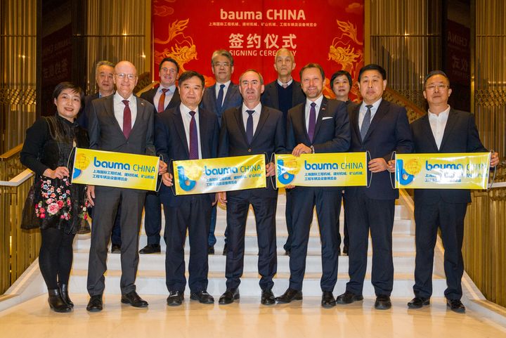 Wirtschaftsminister Hubert Aiwanger hat gemeinsam mit den beiden Geschäftsführern der Messe München und den Vertretern der wichtigsten chinesischen Industrieverbände aus der Baubranche die Verlängerung der Messe bauma CHINA unterzeichnet. Foto: StMWi/E. Neureuther.