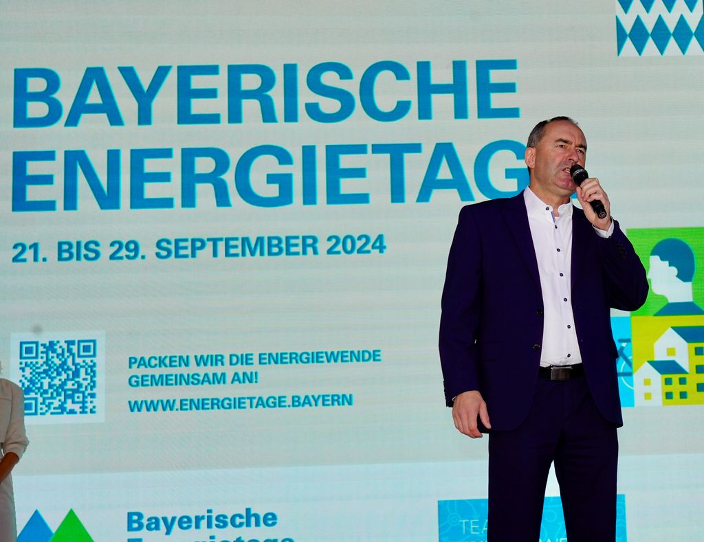 Wirtschaftsminister Hubert Aiwanger spricht auf der Bühne.