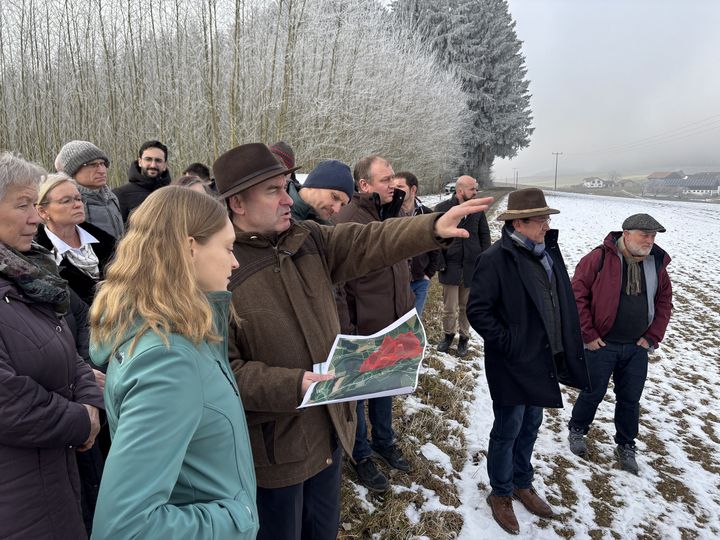 Bei Simbach am Inn soll ein Umspannwerk entstehen. Bayerns Wirtschafts- und Energieminister Hubert Aiwanger hat sich heute vor Ort über die aktuellen Planungen informiert und angemahnt, im engen Austausch mit den Betroffenen möglichst verträgliche Lösungen zu erarbeiten. Foto: StMWi