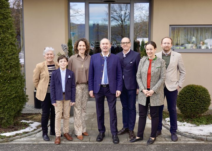 Wirtschaftsminister Hubert Aiwanger (Mitte) mit der Hoteliersfamilie Reiner. Foto: StMWi