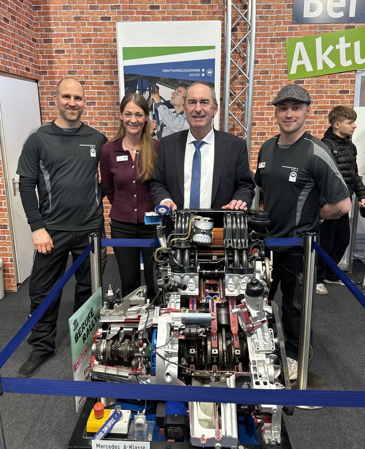 Beim Messerundgang besuchte Wirtschaftsminister Hubert Aiwanger auch das KfZ-Handwerk. Foto: StMWi