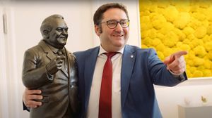 Staatssekretär Tobias Gotthard mit Ludwig Erhard Skulptur im Arm