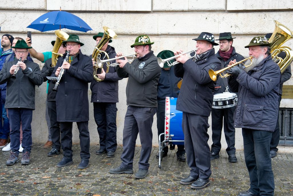 _DSC0178 Der Bayerische Wirtschaftsminister Hubert Aiwanger begrüßt die Original Münchner Schäfflertanzgruppe.