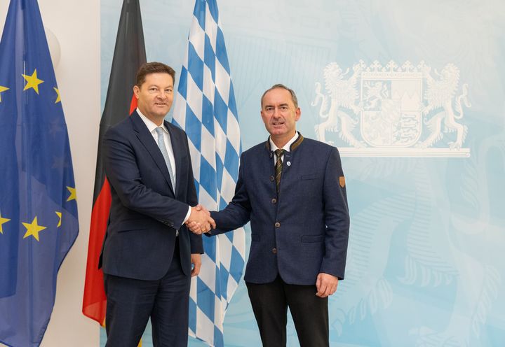 Bayerns Wirtschaftsminister Hubert Aiwanger (rechts) hat mit Marcus Desimoni, CEO der Rodenstock GmbH, über den geplanten Stellenabbau am Standort Regen gesprochen. Foto: StMWi/Bastian Brummer