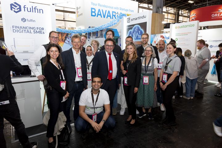 Bayerns Staatssekretär Gotthardt zusammen mit Gründerinnen und Gründern auf dem bayerischen Gemeinschaftsstand auf der Messe Viva Technology in Paris
Foto: Bayern International