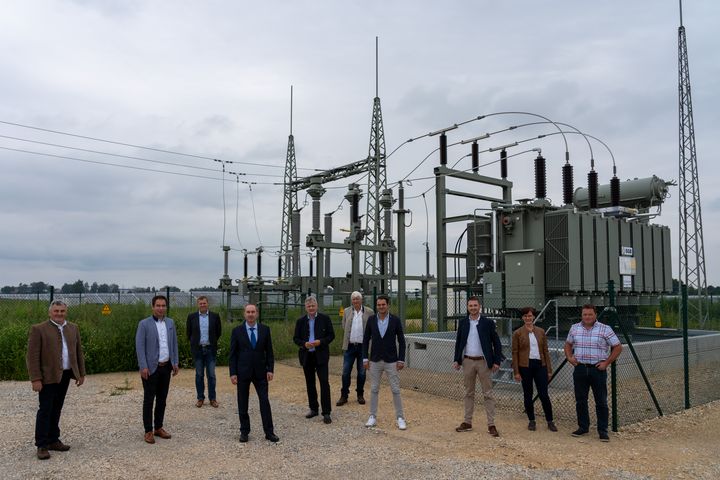 Fotos vom Besuch von Bayerns Wirtschaftsminister Aiwanger und Staatssekretär Weigert im Solarpark Schorndorf.