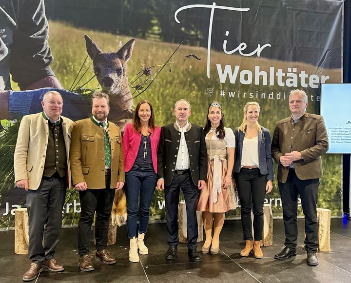 Podiumsdiskussion auf der Messe &quot;Jagen und Fischen&quot; in Augsburg (von links): BJV-Präsident Ernst Weidenbusch, WBV-Präsident Bernhard Breitsameter, Moderatorin Ursula Hoffmann, Staatsminister Hubert Aiwanger, Bayerns Jagdkönigin Diana Merkle, Jagd- und Wildtier-Expertin Dr. Martina Hudler und BJV-Vizepräsident Roland Weigert. Foto: StMWi