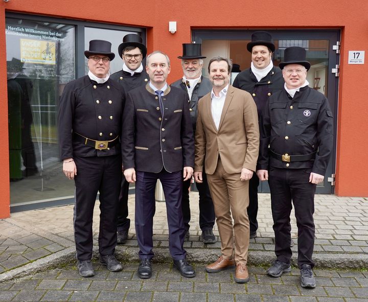 Wirtschaftsminister Hubert Aiwanger diskutiert mit Vertretern der Kaminkehrerinnung Niederbayern. Foto: StMWi.