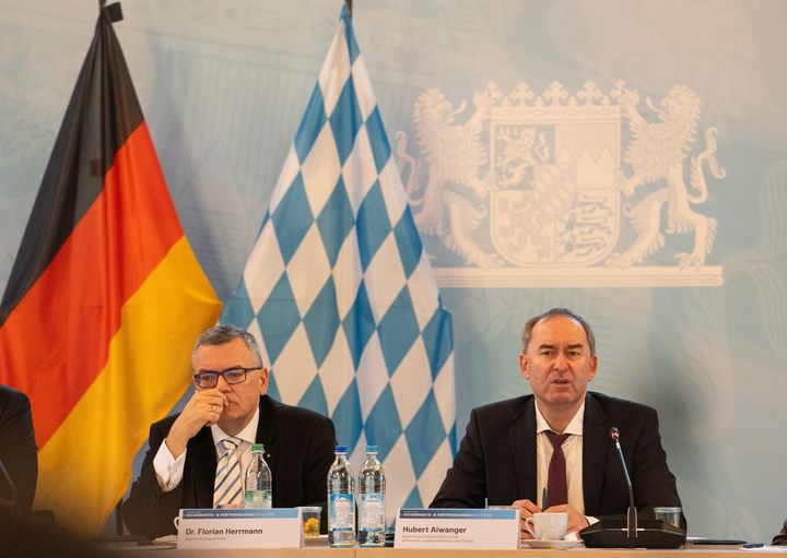 Die Staatsminister Hubert Aiwanger (Wirtschaft) und Dr. Florian Herrmann (Staatskanzlei) hatten zum Runden Tisch der Sicherheits- und Verteidigungsindustrie geladen. Foto: Bastian Brummer/StMWi