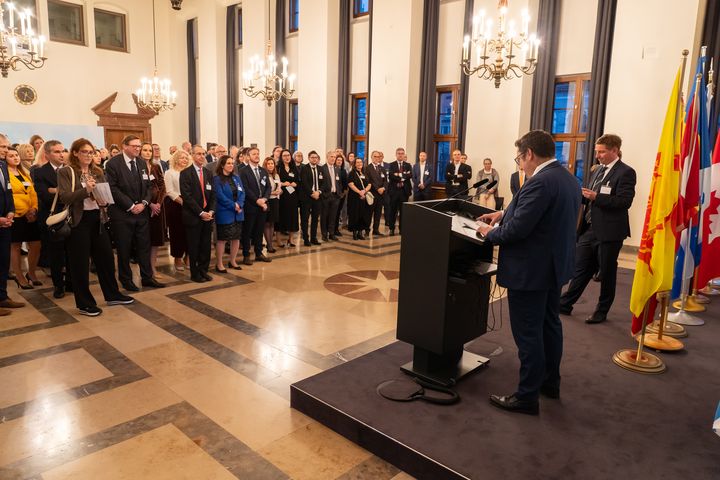 Staatssekretär Tobias Gotthardt betonte in seinem Grußwort beim Empfang anlässlich des Tags der Frankophonie die große Bedeutung der Länder des französischen Sprachraums für die bayerische Wirtschaft. Foto: StMWi/Bastian Brummer