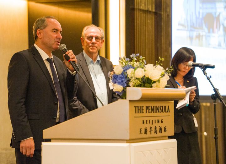 Wirtschaftsminister Hubert Aiwanger spricht in Peking über die bilateralen Wirtschaftsbeziehungen. Foto: StMWi/E. Neureuther