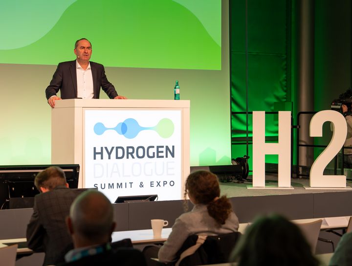 Bayerns Wirtschaftsminister Hubert Aiwanger bei seiner Eröffnungsrede zum Hydrogen Dialogue.
Foto: StMWi/E. Neureuther