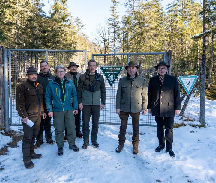 Jagdminister Hubert Aiwanger hat während des Besuchs im Wintergatter &quot;Sunken&quot; die Bedeutung der Rotwildfütterung betont. Das Bild zeigt (v.l.n.r.): Thomas Bär, Vorsitzender der BJV-Kreisgruppe Garmisch-Partenkirchen; Forstrevierleiter Christoph Feiereis; Forstbetriebsleiter Markus Achhammer; Revierjagdmeister Franz Martin Leismüller; BaySF-Vorstand Rudolf Plochmann; Jagdminister Hubert Aiwanger und MdL Florian Streibl. Foto: StMWi/E. Neureuther