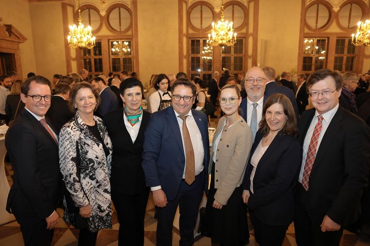 Tobias Gotthardt (Staatssekretär im Bayerischen Wirtschaftsministeium) lädt am 12.03.2025 anlässlich der Internationalen Handwerksmesse zum Empfang in den Kaisersaal der Residenz München ein.