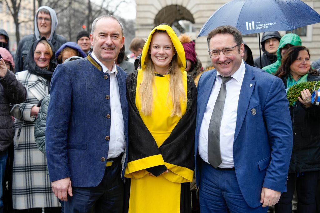 _DSC0342 Der Bayerische Wirtschaftsminister Hubert Aiwanger begrüßt die Original Münchner Schäfflertanzgruppe.