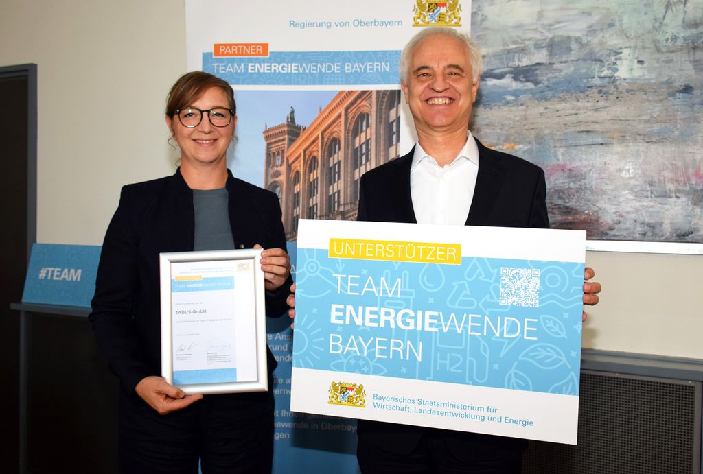 Regierungspräsident Dr. Konrad Schober überreicht die Unterstützer-Urkunde an die TADUS GmbH.