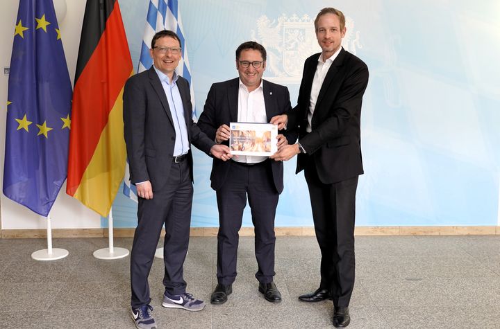 Wirtschaftsstaatssekretär Gotthardt stellt Studie gemeinsam mit Hr. Wotruba (links) und Dr. Berentzen (rechts) von der BBE vor. Foto: StMWI