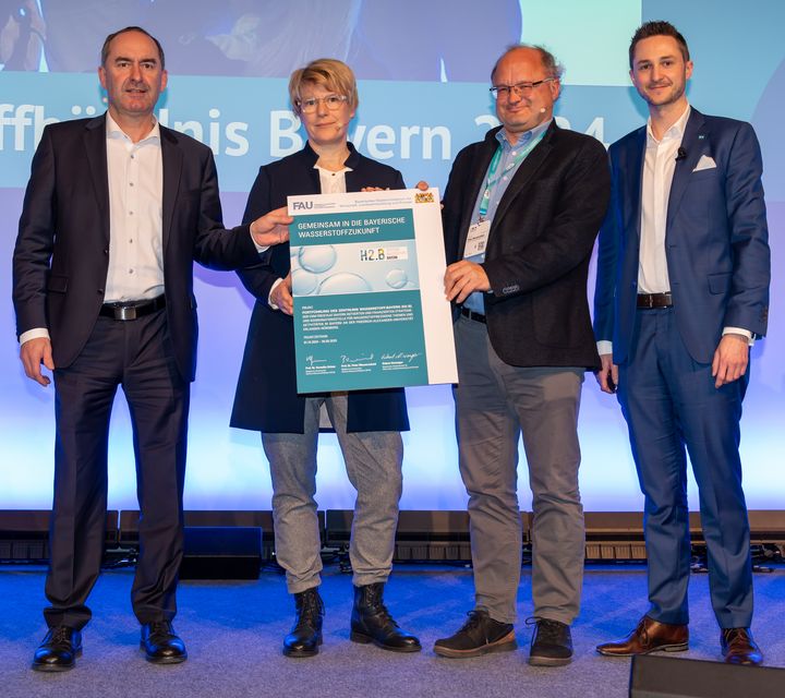 Bayerns Energieminister Hubert Aiwanger übergibt die Urkunde zur Fortführung des Zentrums Wasserstoff.Bayern (H2.B) an die Vorstände Prof. Dr. Veronika Grimm (2.v.l), Prof. Dr. Peter Wasserscheid (3.v.l.) und an den Geschäftsführer, Dr. Fabian Pfaffenberger.
Foto: StMWi/E. Neureuther