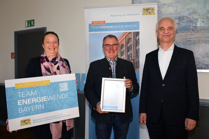 Regierungspräsident Dr. Konrad Schober überreicht die Unterstützer-Urkunde an das Bauzentrum München.