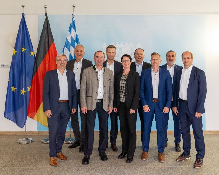 Wirtschaftsminister Hubert Aiwanger mit Vertretern der bayerischen Raffinerien und des Branchenverbands. Foto:StMWI/E. Neureuther.