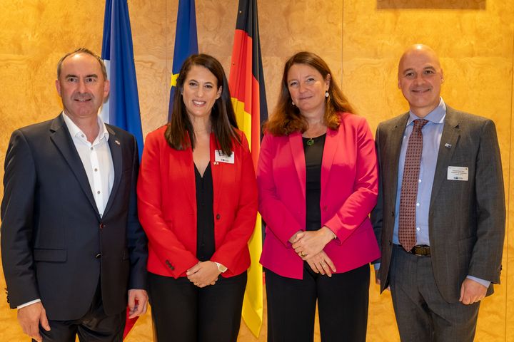 Bayerns Wirtschaftsminister Hubert Aiwanger beim Netzwerkempfang in der Deutschen Botschaft in Paris mit Alexandra Dublanche, Vize-Präsidentin der Region Ile de France, Gudrun Lingner, stellvertretende deutsche Botschafterin und Patrick Brandmaier, Generaldirektor der Außenhandelskammer. Fotos: Elke Neureuther/StMWi