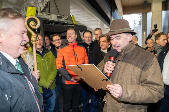 Bayerns Wirtschafts- und Energieminister Hubert Aiwanger hat heute die modernisierte Seilbahn Süd am Ochsenkopf im Fichtelgebirge eröffnet. Vor der Segnung überreichte der Minister die Genehmigungsurkunde für die Aufnahme des Betriebs an die Vertreter des Zweckverbands zur Förderung des Tourismus und des Wintersports im Fichtelgebirge. Foto: StMWi/Bastian Brummer