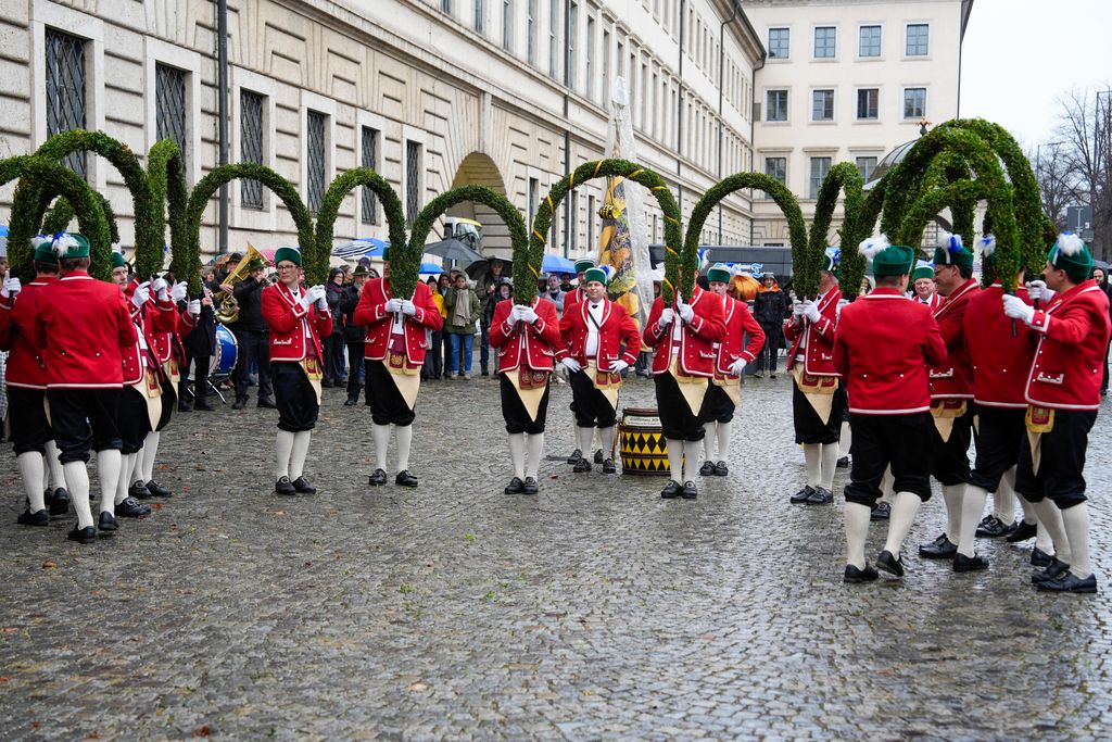 _DSC0726 Der Bayerische Wirtschaftsminister Hubert Aiwanger begrüßt die Original Münchner Schäfflertanzgruppe.