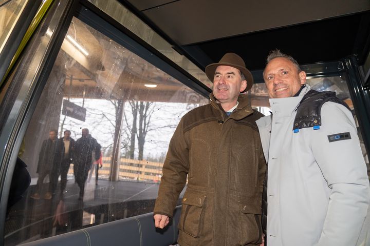 Während der offiziellen Eröffnung der Seilbahn Süd in Warmensteinach am Ochsenkopf im Fichtelgebirge warfen die Teilnehmer auch einen Blick ins Innere der Gondeln. Das Foto zeigt Bayerns Wirtschaftsminister Hubert Aiwanger mit Umweltminister Thorsten Glauber. Foto: StMWi/Bastian Brummer