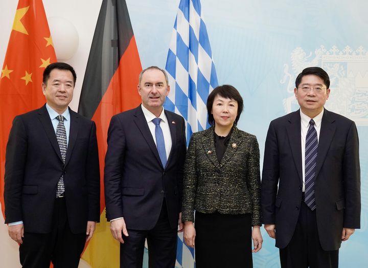 v.l.n.r. Generalkonsul Qiu, Wirtschaftsminister Aiwanger, Frau Shi, (Gattin des Botschafters), chinesischer Botschafter Deng. Foto: StMWi.