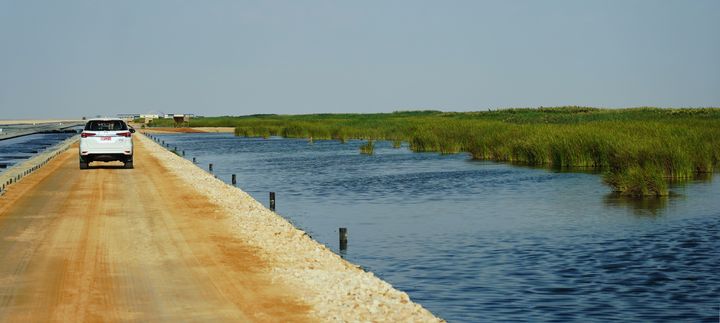 Das zu reinigende Wasser fließt über einen Höhenunterschied von nur drei Metern durch abgestufte Klärbecken. Foto: StMWi/T. Assenbrunner