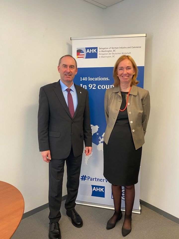 Die deutsche Botschafterin in Washington, Dr. Emily Haber, nach dem Gespräch mit Staatsminister Hubert Aiwanger im Rahmen der Wasserstoff-Konferenz &quot;Decarbonization of Trucking&quot;. Foto: StMWi