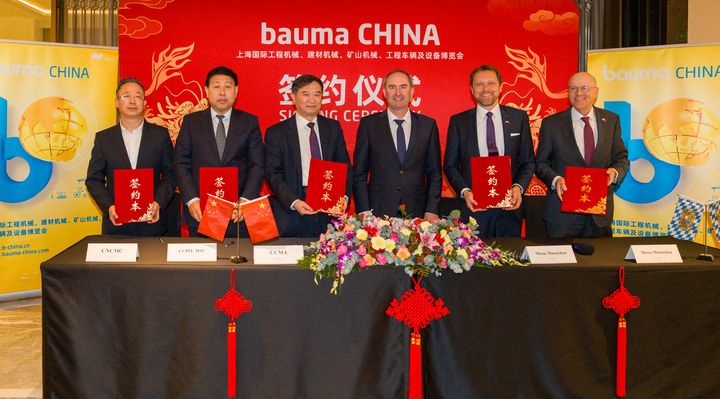 Wirtschaftsminister Hubert Aiwanger bei der Vertragsverlängerung für die bauma CHINA. Rechts von ihm die beiden Geschäftsführer der Messe München Stefan Rummel und Dr. Reinhard Pfeiffer. Foto: StMWi/E. Neureuther.