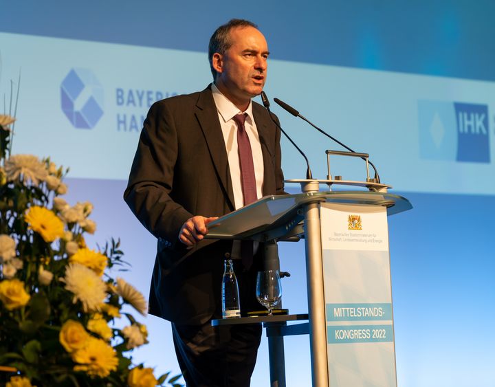 Bayerns Wirtschaftsminister Hubert Aiwanger eröffnet den Mittelstandskongress auf dem Nürnberger Messegelände. Rund 600 Mittelständler nahmen an dieser Veranstaltung teil. 
© StMWi/Elke Neureuther