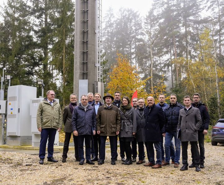 Wirtschaftsminister Hubert Aiwanger mit Vertretern der Netzbetreiber und der Kommune bei der symbolischen Inbetriebnahme des Mobilfunkmastes. Foto: StMWi