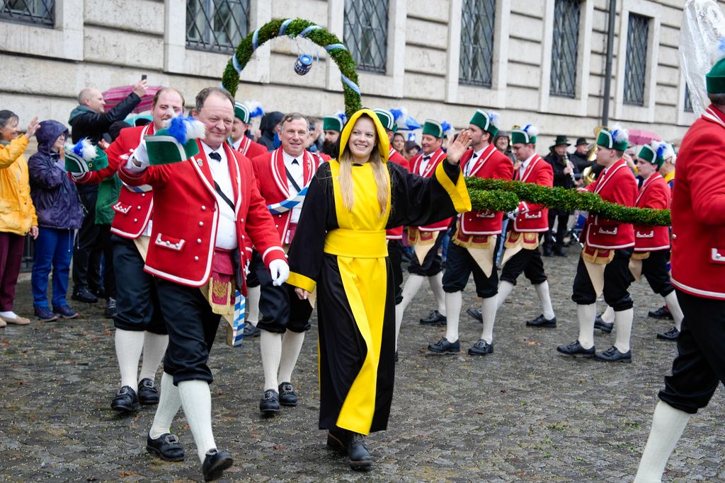 _DSC0739 Der Bayerische Wirtschaftsminister Hubert Aiwanger begrüßt die Original Münchner Schäfflertanzgruppe.