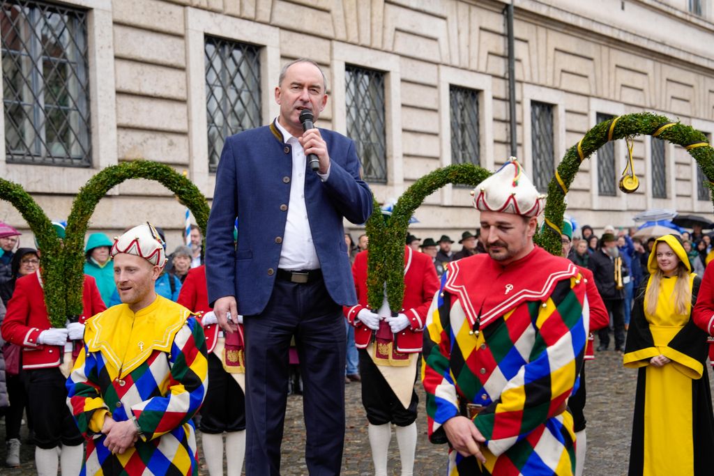 _DSC0213 Der Bayerische Wirtschaftsminister Hubert Aiwanger begrüßt die Original Münchner Schäfflertanzgruppe.