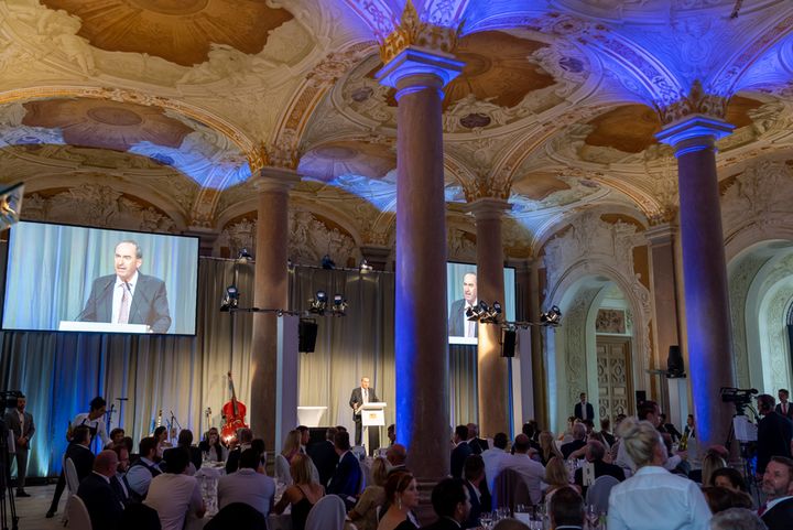 Wirtschaftsminister Hubert Aiwanger bei seiner Laudatio auf die Preisträger. (Foto: StMWi / E. Neureuther)