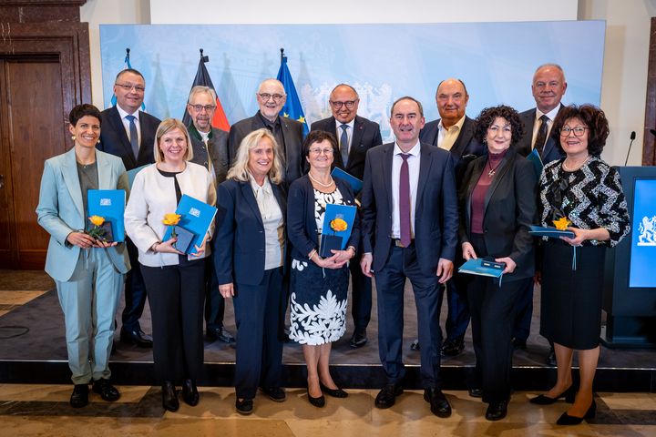 Bayerns Wirtschaftsminister Hubert Aiwanger mit den Preisträgern der Staatsmedaille für besondere Verdienste um die bayerische Wirtschaft (Foto: StMWi/A. Heddergott)