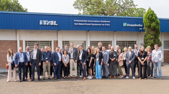 Knapp eine Woche lang war eine Wirtschaftsdelegation aus Bayern unter Leitung von Wirtschaftsstaatssekretär Tobias Gotthardt in Brasilien unterwegs. Das Bild zeigt die Delegation auf dem Gelände des Instituto de Tecnologia de Alimentatos (ITAL) und des Fraunhofer Instituts für Verfahrenstechnik und Verpackung (IVV) in Campinas. Foto: StMWi/Bastian Brummer