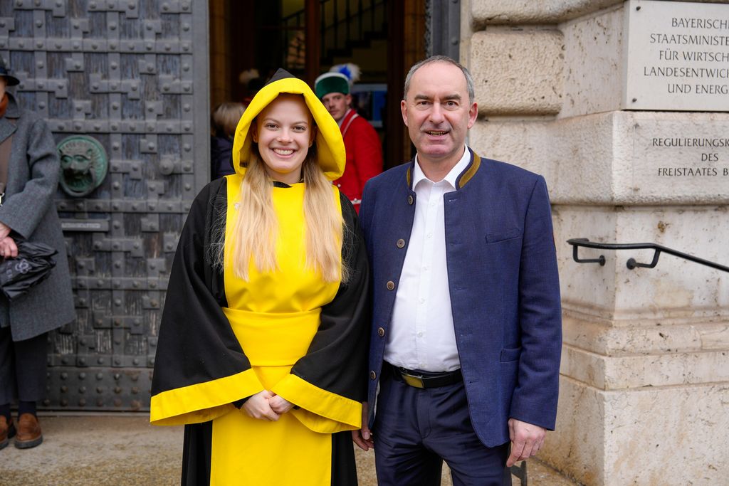 _DSC0066 Der Bayerische Wirtschaftsminister Hubert Aiwanger begrüßt die Original Münchner Schäfflertanzgruppe.
