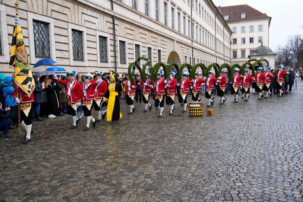 _DSC0151 Der Bayerische Wirtschaftsminister Hubert Aiwanger begrüßt die Original Münchner Schäfflertanzgruppe.