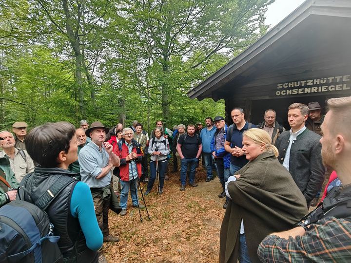 Die Gruppe bei der Exkursion im Nationalpark. Foto: StMWi/V. Klimke