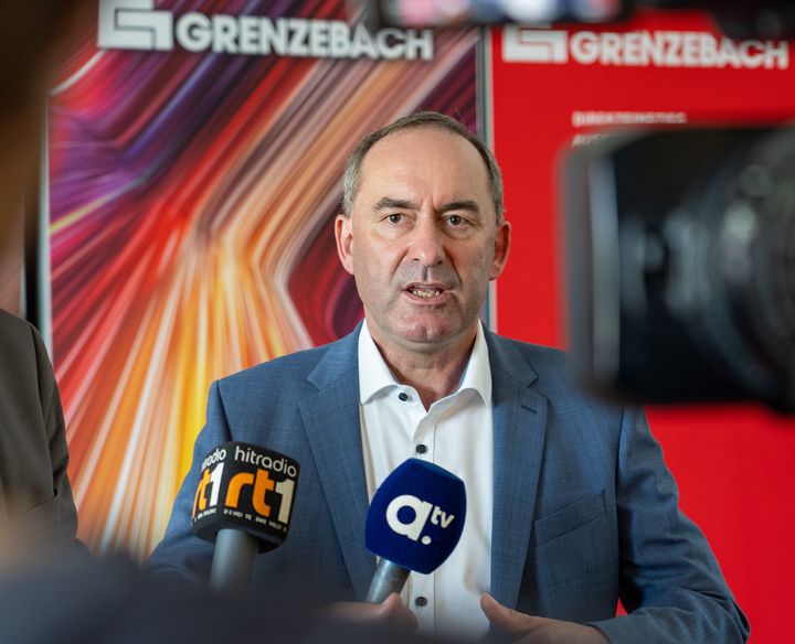 Bayerns Wirtschaftsminister Hubert Aiwanger besuchte das Maschinenbauunternehmen Grenzebach. Foto: Elke Neureuther/StMWi